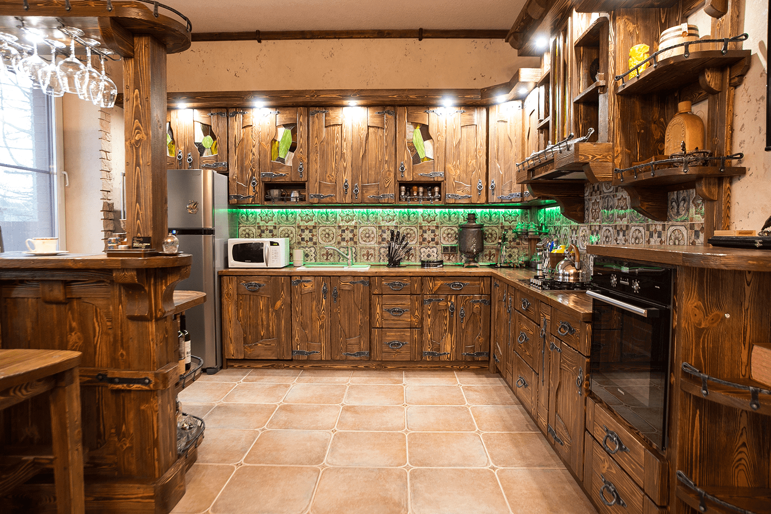 как создать потрясающий дизайн кухни в деревянном доме